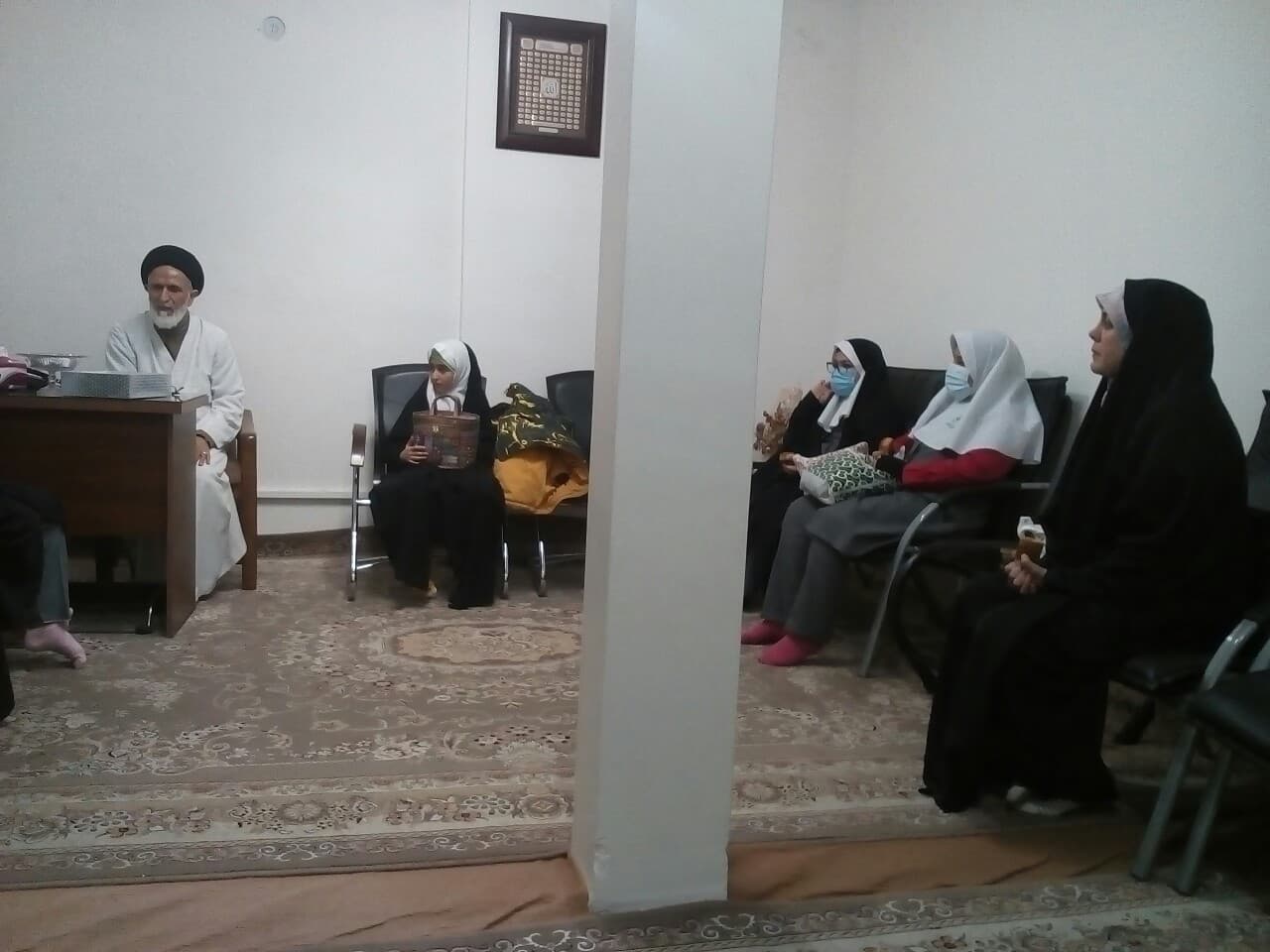 دیدار تعدادی از دانش آموزان مدرسه گلهای فاطمیه با حضرت آیت الله مدرسی یزدی